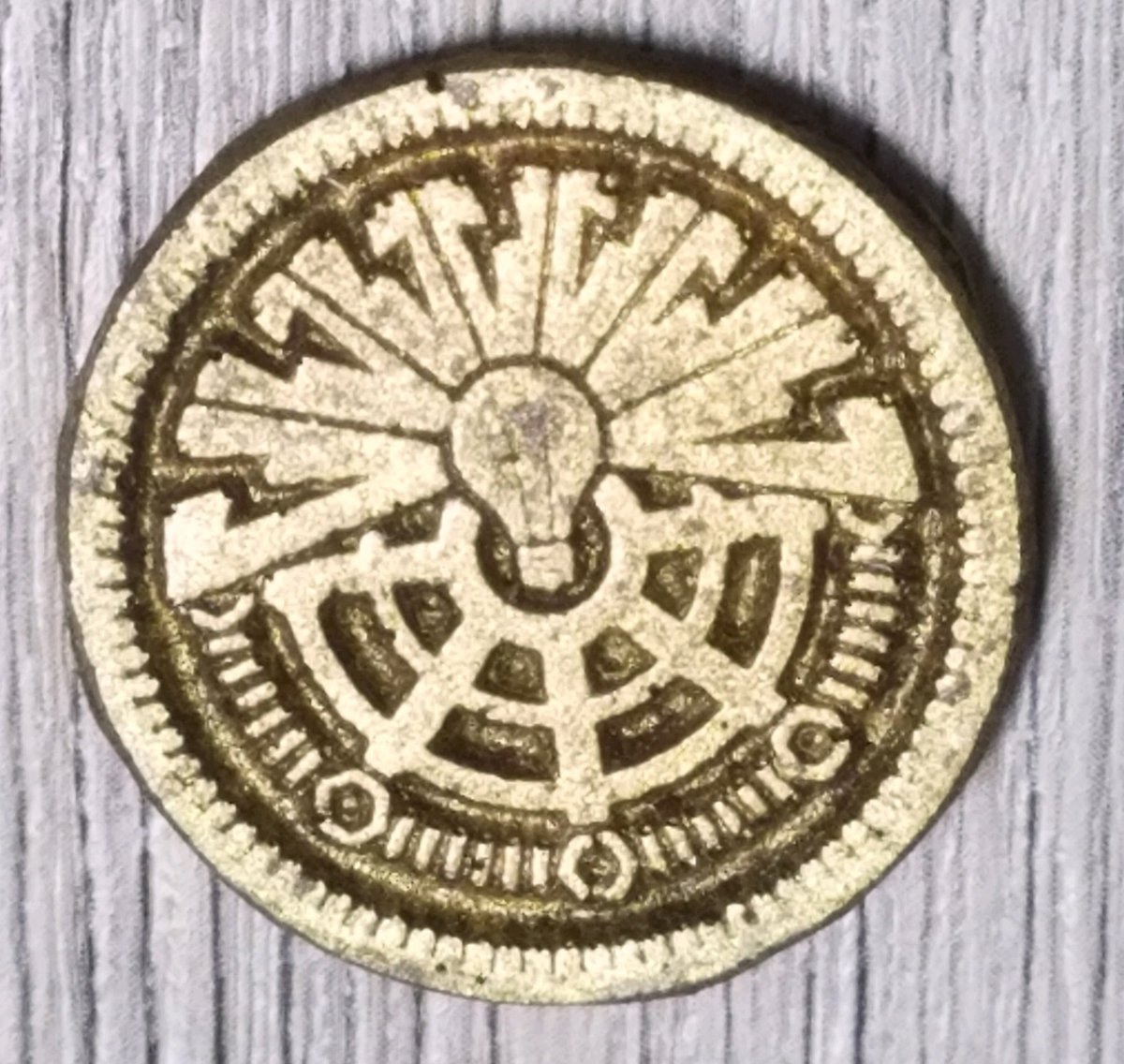 PropTreasure's tweet image. City of Ember prop coin.

#movieprop
#props 
#CityofEmber