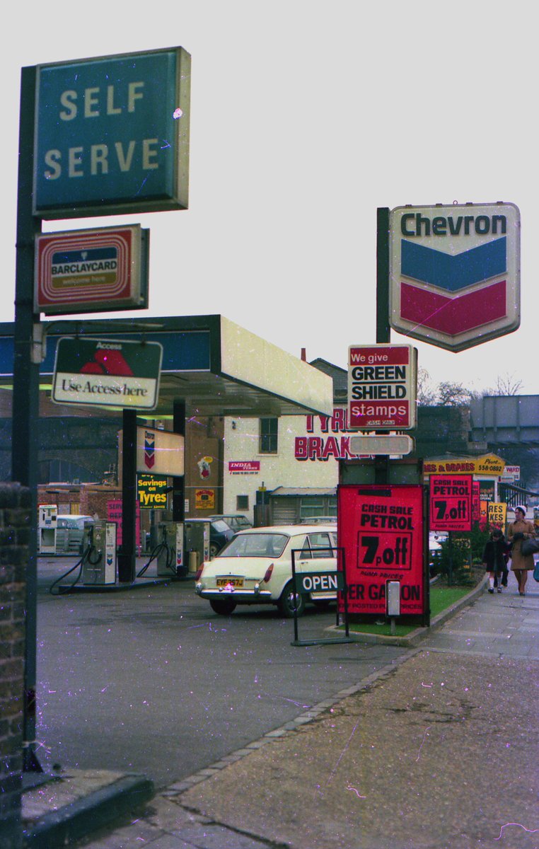 @YesterdaysBrit1 1975. Leawood Service Station Leabridge Rd, Leyton London E10 Demolished c 1995