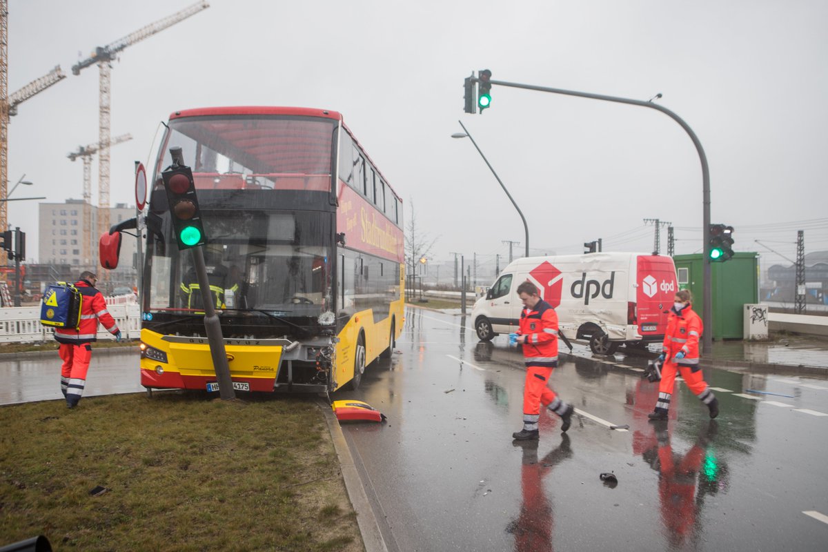 Schwerer Unfall in der #HafenCity - #Bus einer #Stadtrundfahrt kollidiert mit Paketwagen - #Versmannstraße gesperrt

FOTO: BlaulichtNews