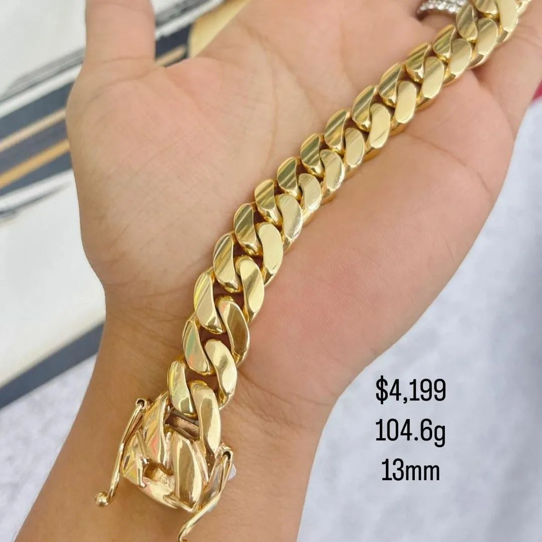IGoldsChain1's tweet photo. Gold Cuban bracelets are really unique 👏👌
14k gold, weighing variously at 104.6g

Now Available at: https://t.co/VeOlsB3bTu
#goldjewelry #jewelry #jewelrydesigner #jewelrylover #fashion #style #styleinspiration #chains #goldchain https://t.co/6LoTOLYx2E