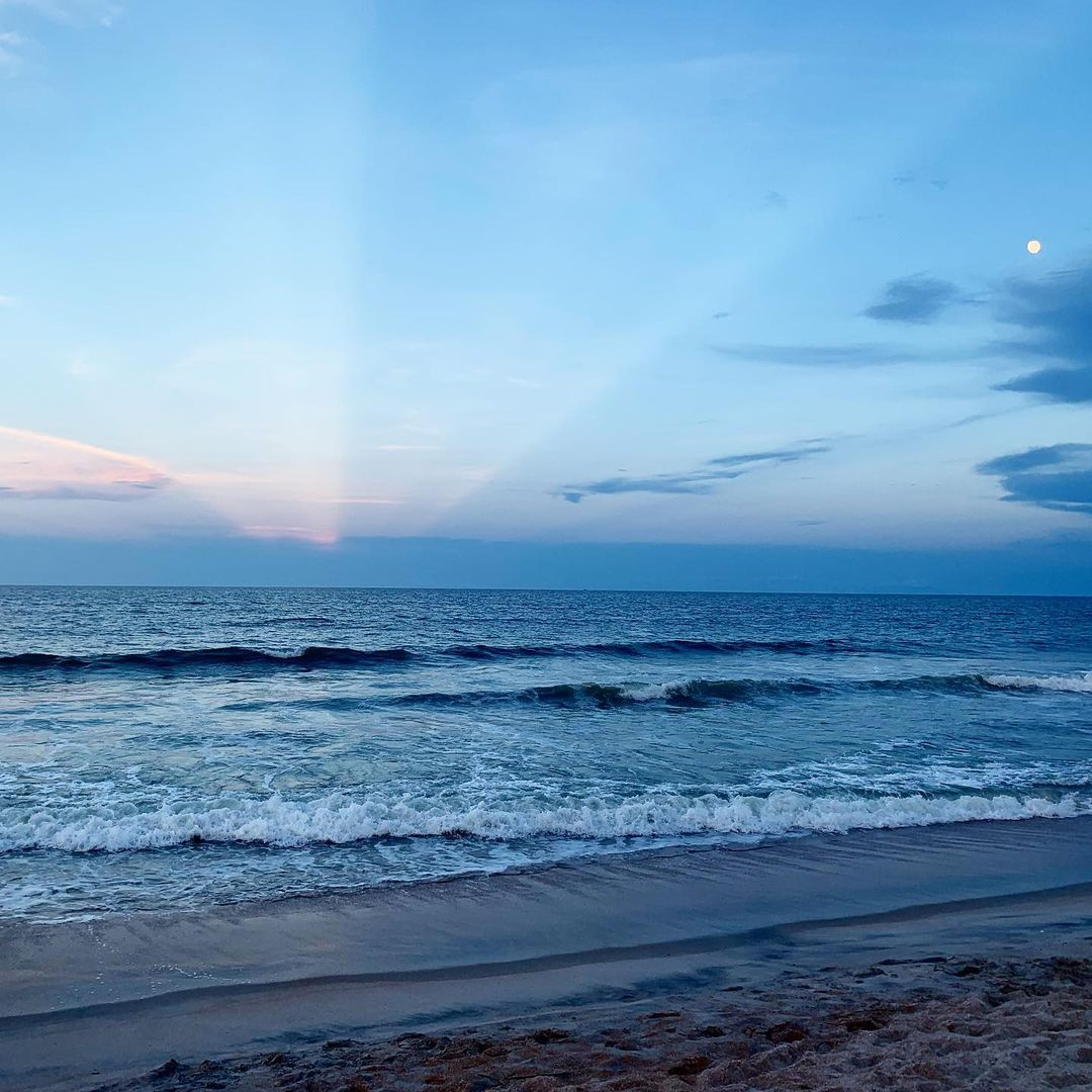 BeachesEnergy's tweet image. A walk on our beaches never fails to brighten the day! 📸: @aseaoflowers #PonteVedra #PVB