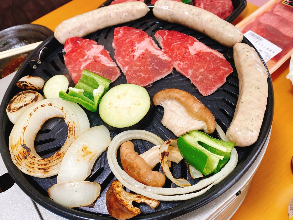 t_raink2's tweet photo. 源さんのANNとかバナナムーンででてた焼き丸の話聞いて、そういえば家にあったかもと探してみたらありました焼き丸！
友達と焼肉したんだけど、久しぶりに使ったから、ガスがぼんってなってびびりながら食した https://t.co/qKe5FCedr3