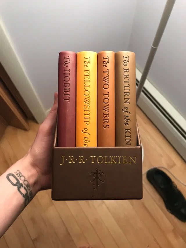 ¿Como os sentís si os digo que para cuando llegue a los 110K followers tengo algo muy especial planeado para todos vosotros? 

Si compartís este tweet mejor, así llegamos antes y sortearé este set de los libros de El Señor de los Anillos. 👀