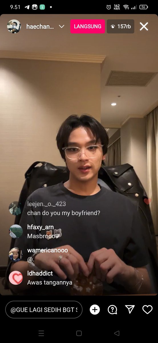hyuckracle's tweet photo. gue lagi sedih banget sedunia ril terus tiba tiba orang ini nge live (pake kacamata looking so boyfriendable)

haechan ku sayang jujur lo mau ngehibur gue ya soalnya berhasil huhuhu sayangku makasih udah nge live 🥺 https://t.co/RXnUTpLX19