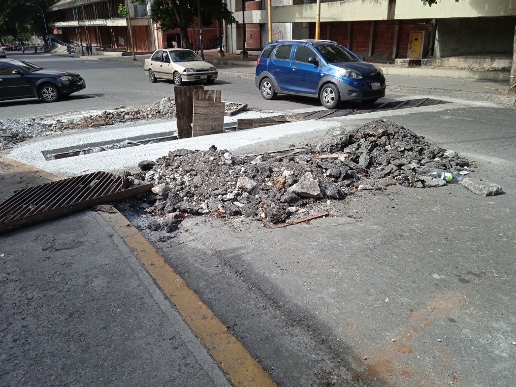 osorioany_'s tweet photo. #17Feb #URGENTE @gestionperfecta Se requiere de culminación de trabajos en la alcantarilla frente a Biblioteca Nacional, obstruye paso vehicular y peatonal. Más de una semana sin remover escombros. https://t.co/IiidCmgEaR