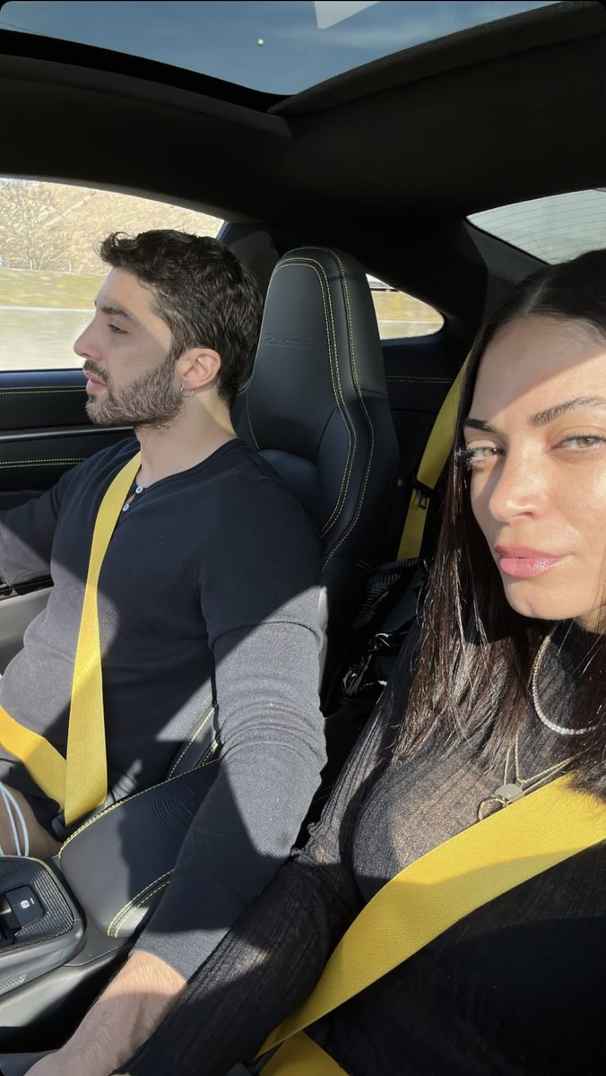 touchmysoulyet's tweet photo. Ok ditemi che non sono l’unica a vederlo senza pantaloni

#elodie #andreaiannone https://t.co/k5le8zTZQk