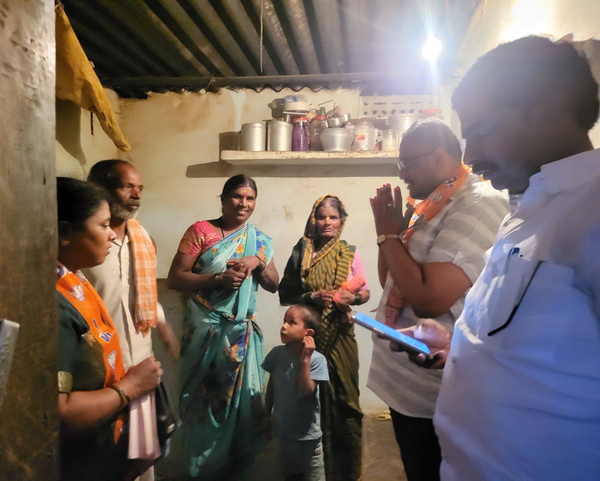 prasannapatilpp's tweet photo. ಮಸ್ಕಿ ಮಹಿಳಾ ಮೋರ್ಚಾದ ವತಿಯಿಂದ ಶ್ರೀ ದುರ್ಗಾದೇವಿ ಬೇಡರ ಕಾರಲ್ಕುಂಟಿಯಲ್ಲಿ ಹುಡಿ ತುಂಬುವ ಕಾರ್ಯಕ್ರಮ ಮಾಡಿ ನಂತರ ಮನೆಮನೆಗೆ ಬಿಜೆಪಿ ವಿಜಯ ಸಂಕಲ್ಪ ಅಭಿಯಾನ ಕರಪತ್ರ ಹಂಚಿಕೆ ಮಾಡಲಾಯಿತು ಊರಿನ ಎಲ್ಲಾ ಮಹಿಳೆಯರು ಹಿರಿಯರು ಯುವಕರು ಉಪಸ್ಥಿತರಿದ್ದರು #prathapgoudapatil #prasannapatil https://t.co/R2A8NdLIQd