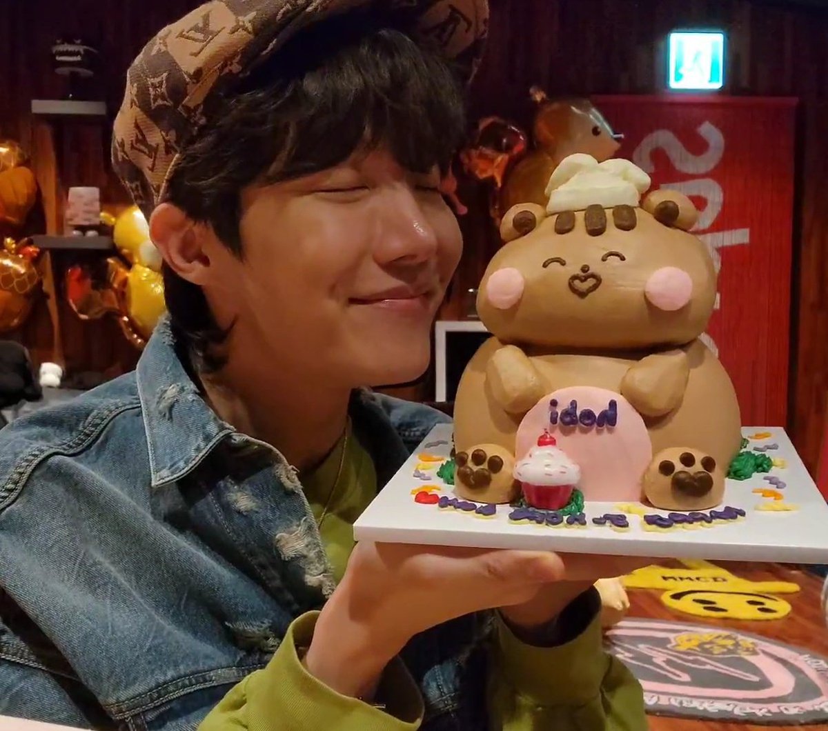 Look at the hobi's cake 😭