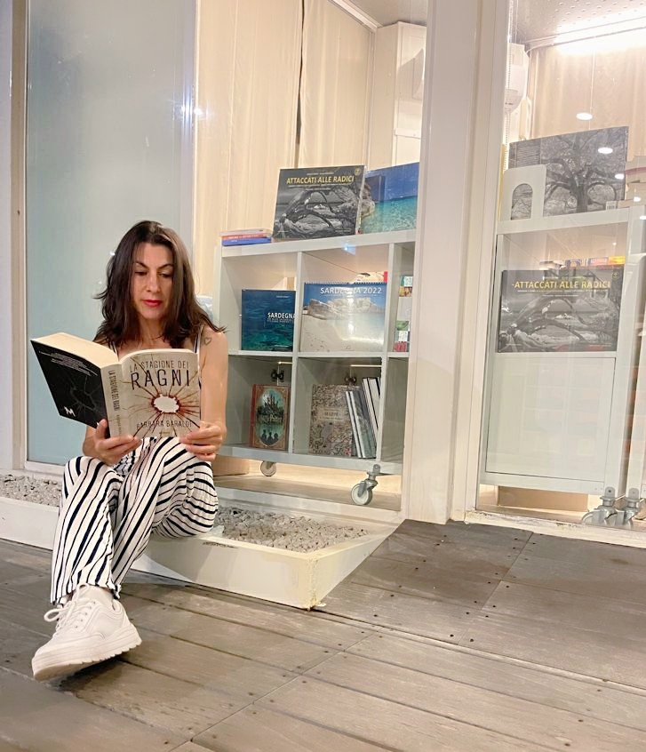 Libridinosa's tweet photo. Auguri a Barbara Baraldi, 17 Febbraio 1975, Mirandola 

“Quale bambino?” chiese Loiacono, disorientato. “Guardi lei stesso. Quelle scarpe andranno bene a un bambino di quattro, cinque anni”.
(La stagione dei ragni, Giunti 2021)
#17febbraio
#casalettori #book #books #BookTwitter https://t.co/XdBGiTbMtE