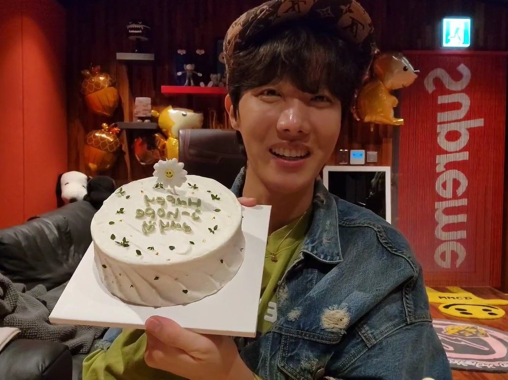 prisciperea's tweet photo. LA TORTA Q YOONGI LE HIZO A HOBI SOY LLANTO https://t.co/uH9Efea54l