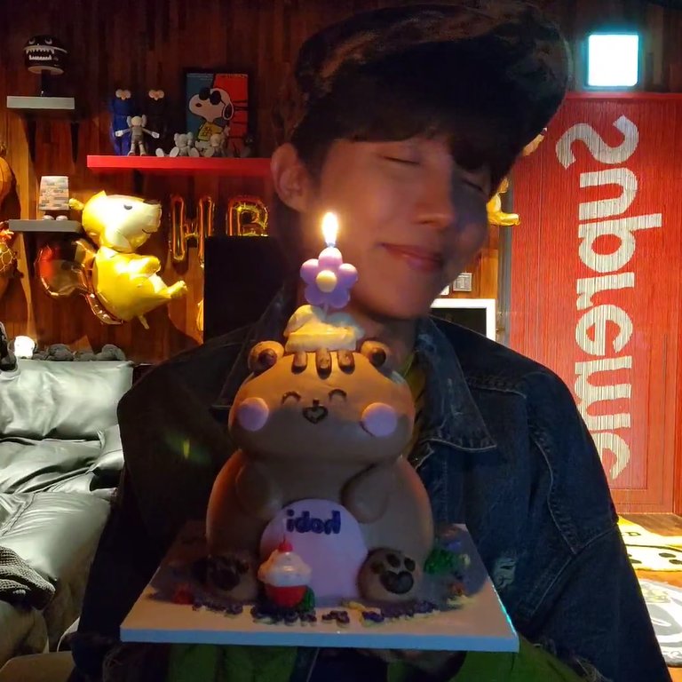 sugadboy's tweet photo. #JHOPE: "Estoy recibiendo felicitaciones por mi cumpleaños de muchos de ustedes. Muchas gracias, realmente existo gracias a todos ustedes" https://t.co/h4z9gDZwc4