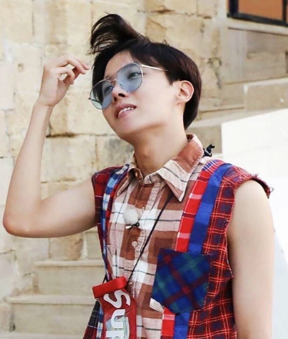 crazyseidj's tweet photo. Happy Birthday, Hoseok! You never fail to make me smile and laugh like silly. You emanate this light and happiness that never fails to brighten anyone's day. Borahae 💜💜💜

#HAPPYJHOPEDAY
#HappyBirthdayJhope
#jhopeAllRounderDay
#jhopeOurSafetyZone
#OurLightAndSmileJhope https://t.co/JEWTMlQB54