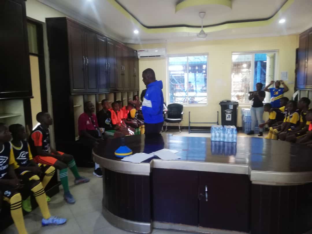 essumbaa's tweet photo. Ambassador w'U Rwanda muri Tanzania yabanje kuvugana n'ikipe ya @essumbaa na EP Kiramuruzi zihagarariye u Rwanda muri aya marushanwa mbere yuko imikino itangira. https://t.co/dQNwBQlmqC