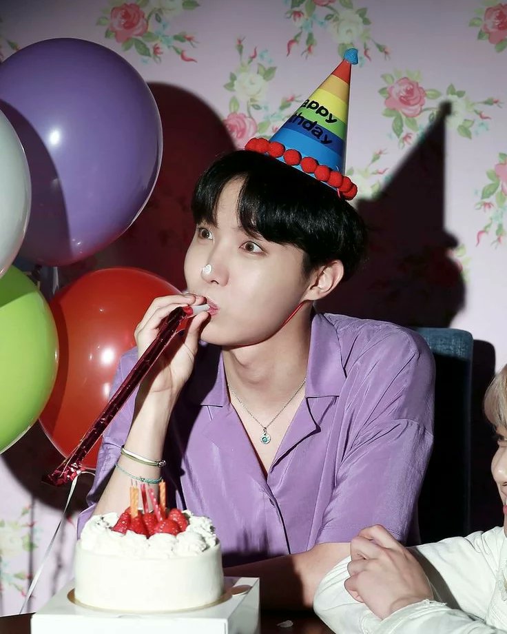ArmycornaB's tweet photo. Feliz aniversário ao nosso solzinho☀️ 💜

Agora vem pular carnaval com as barmys que é sucesso 🥳🎉
#HappyBirthdayJhope https://t.co/AzQbjpVhAV
