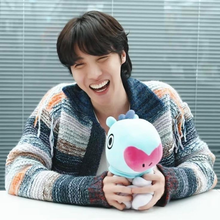 jmvoics's tweet photo. Meu amor, não desejo nada para você, além de tudo de melhor que este mundo tem para oferecer.🥺 Muita saúde, muita paz, muito sucesso e muitas conquistas.💜 Mas e o amor? Ah, este presente eu me encarrego de te dar por toda a eternidade. Felicidades, hoje e sempre☀️🎊 
#HOBIDAY https://t.co/Dmbi4OpIzv