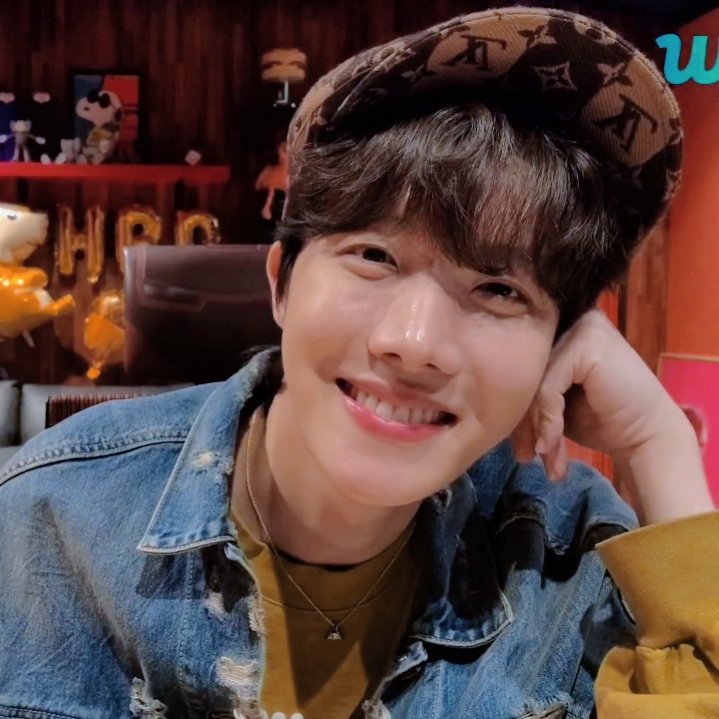 SHA0293's tweet photo. Dù là Hoseok hay J-Hope, thì anh cũng là mảnh ghép của Bangtan, là người Army yêu quý. Chúc anh có cuộc sống hạnh phúc, hãy thể hiện chính bản thân mình, thật tỏa sáng nhé! Chúc mừng sinh nhật! 💜🎂🐿

#HAPPYJHOPEDAY
#HappyBirthdayJhope
#jhope @BTS_twt https://t.co/96QVRcUdKj