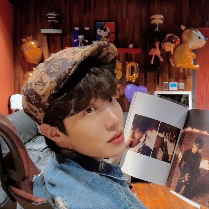 SHA0293's tweet photo. Dù là Hoseok hay J-Hope, thì anh cũng là mảnh ghép của Bangtan, là người Army yêu quý. Chúc anh có cuộc sống hạnh phúc, hãy thể hiện chính bản thân mình, thật tỏa sáng nhé! Chúc mừng sinh nhật! 💜🎂🐿

#HAPPYJHOPEDAY
#HappyBirthdayJhope
#jhope @BTS_twt https://t.co/96QVRcUdKj