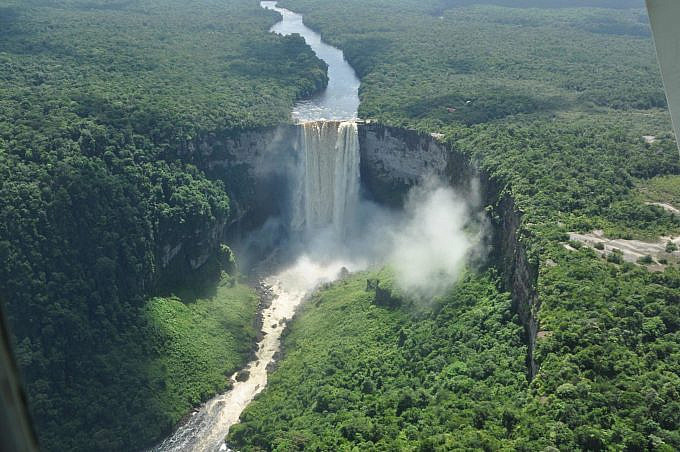 ViceVenezuela's tweet photo. #EspecialVP || Acuerdo de Ginebra: 17 de febrero de 1966: Venezuela reitera defensa de la Guayana Esequiba como derecho histórico y jurídico.

#17Feb 

Más detalles aquí: https://t.co/1yR0ydzrP7 https://t.co/zVVeHbFp14