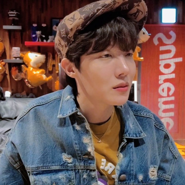 SHA0293's tweet photo. Dù là Hoseok hay J-Hope, thì anh cũng là mảnh ghép của Bangtan, là người Army yêu quý. Chúc anh có cuộc sống hạnh phúc, hãy thể hiện chính bản thân mình, thật tỏa sáng nhé! Chúc mừng sinh nhật! 💜🎂🐿

#HAPPYJHOPEDAY
#HappyBirthdayJhope
#jhope @BTS_twt https://t.co/96QVRcUdKj