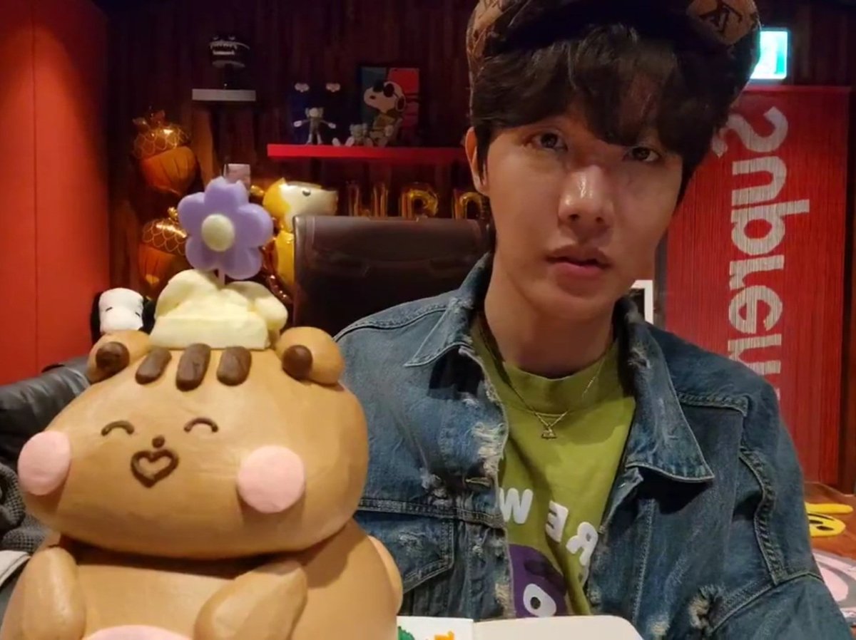 Btsjj15's tweet photo. Happiest Birthday, Hobi! Love you!!
💜😘🎉

#HappyBirthdayJhope 
#HAPPYJHOPEDAY
#jhopeAllRounderDay
#GwangjuPrideJhope 
#OurLightAndSmileJhope https://t.co/L6taliLI6K