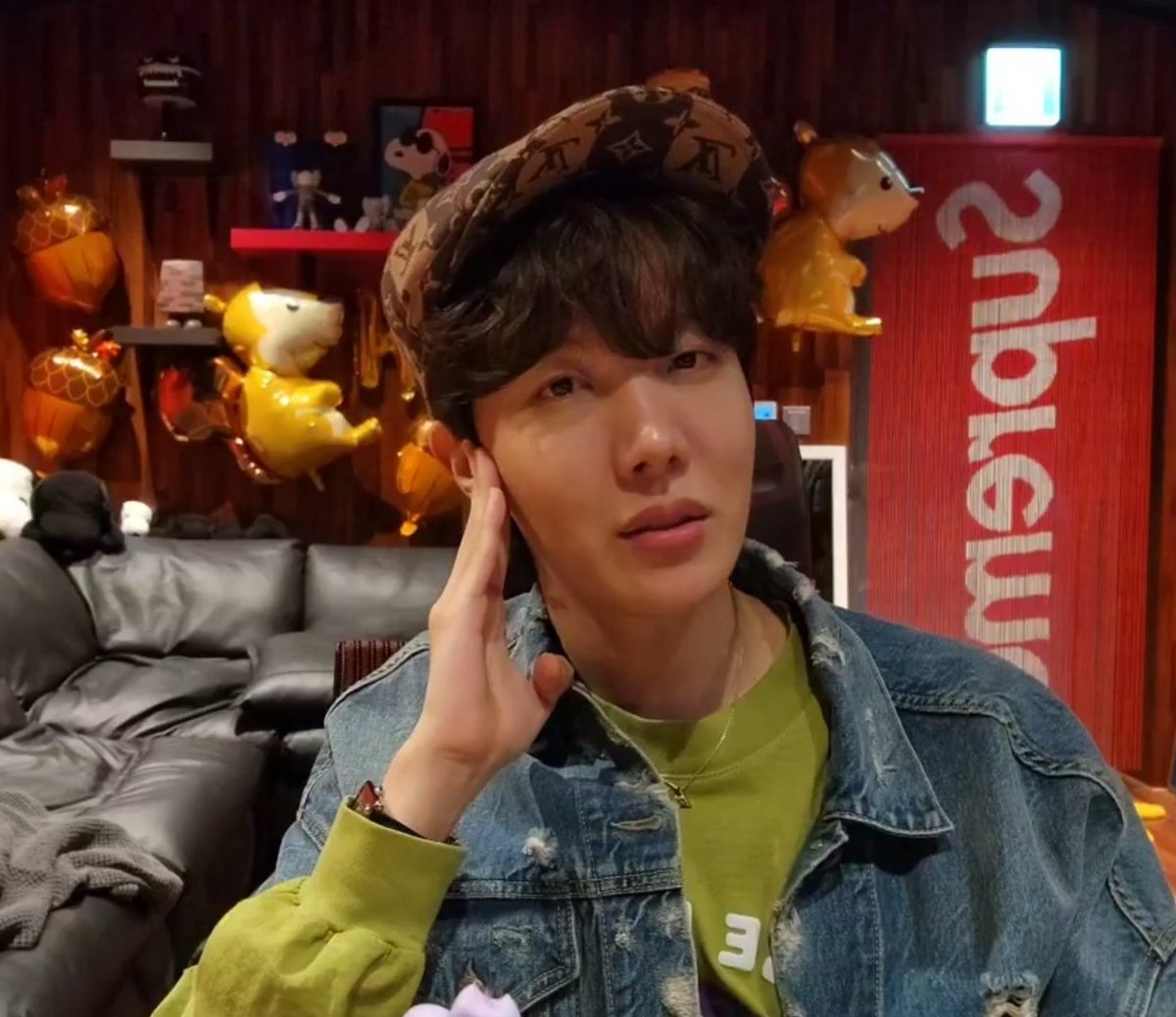 Btsjj15's tweet photo. Happiest Birthday, Hobi! Love you!!
💜😘🎉

#HappyBirthdayJhope 
#HAPPYJHOPEDAY
#jhopeAllRounderDay
#GwangjuPrideJhope 
#OurLightAndSmileJhope https://t.co/L6taliLI6K