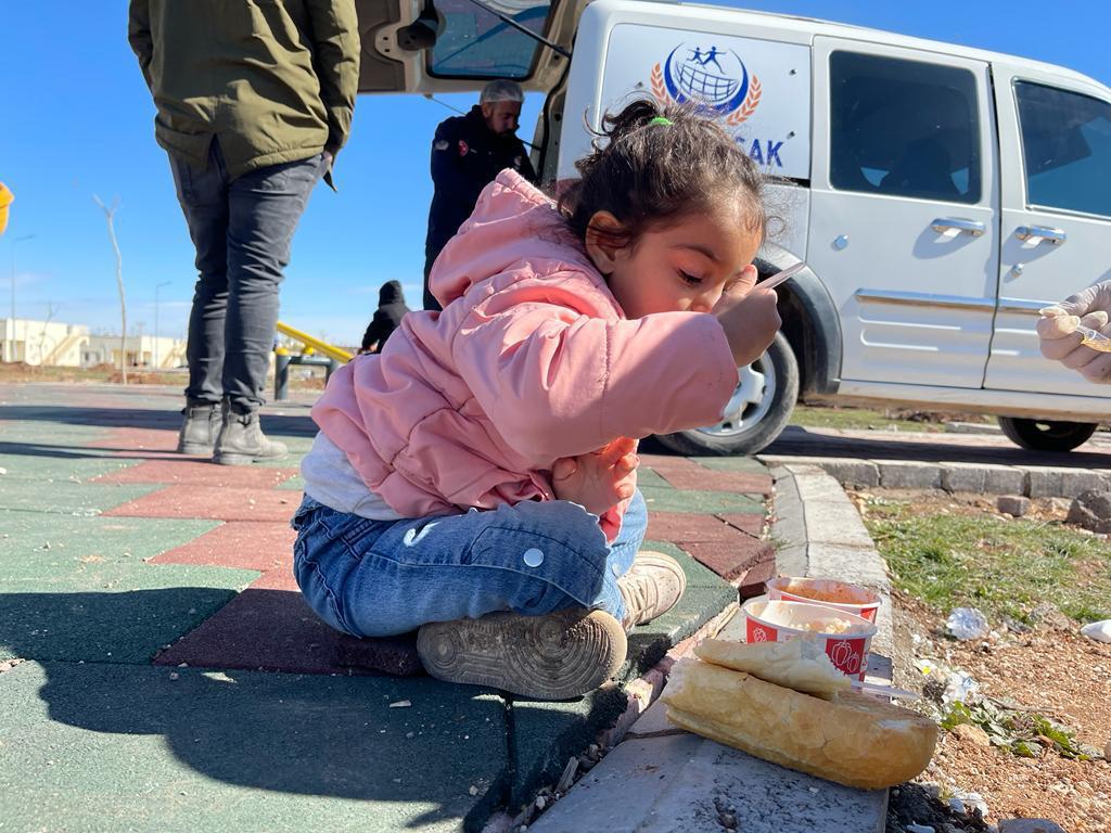 YViransehir's tweet photo. Depremzede kardeşlerimize yönelik iyilik çalışmalarımız devam ediyor. Bu kapsamda ilçemize sığınan kardeşlerimize ve onların güvenliğini sağlayan kolluk kuvvetlerimize yemek ikramında bulunduk. Rabbim kabul eylesin https://t.co/BaS5okqDUw