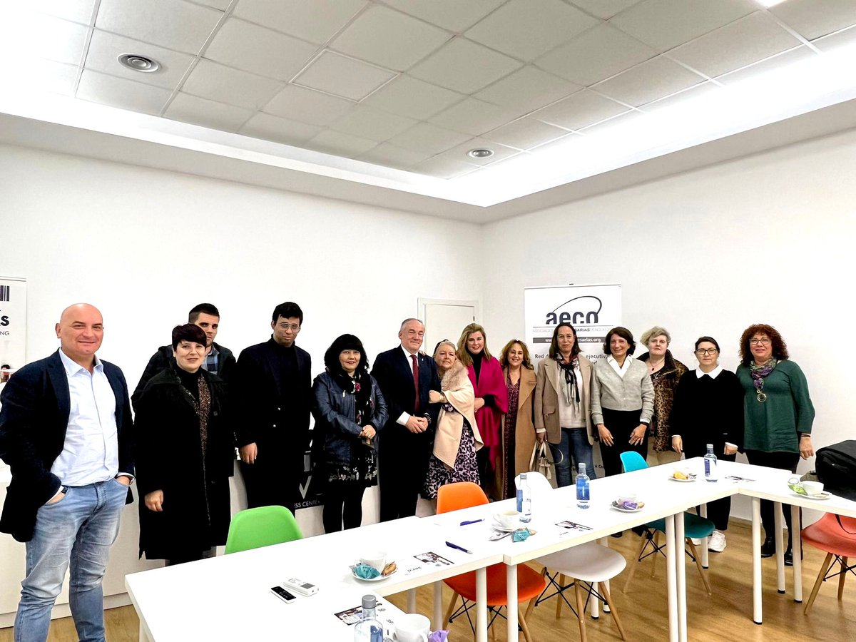 aecocoruna's tweet photo. Ayer tuvimos el agradado de tener entre nosotras a Miguel Lorenzo, candidato a la alcaldía de A Coruña del Partido Popular. Tratamos temas importantes que preocupan a nuestro colectivo: la compatibilidad de la vida laboral con la personal, techo de cristal... https://t.co/P8Y5GZqFCN