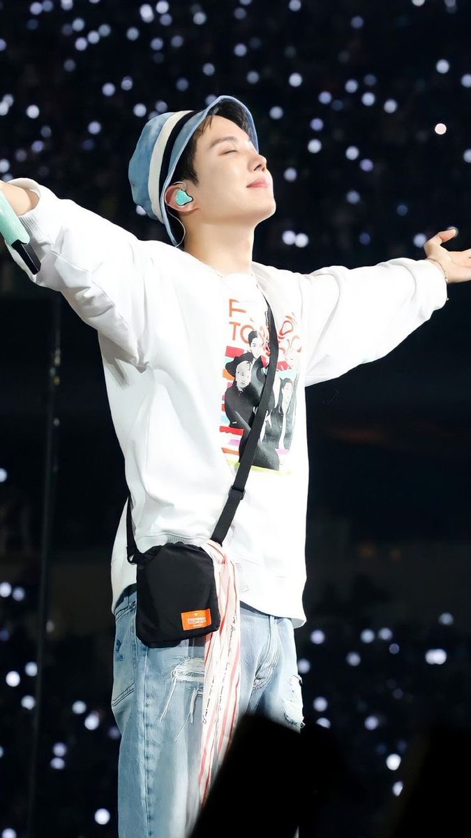 bangtan70701's tweet photo. #HappyBirthdayHobi 
@BTS_twt 
생일 축하해요 허비 사랑해요 💜😭✨ https://t.co/z4gLE5g5HK