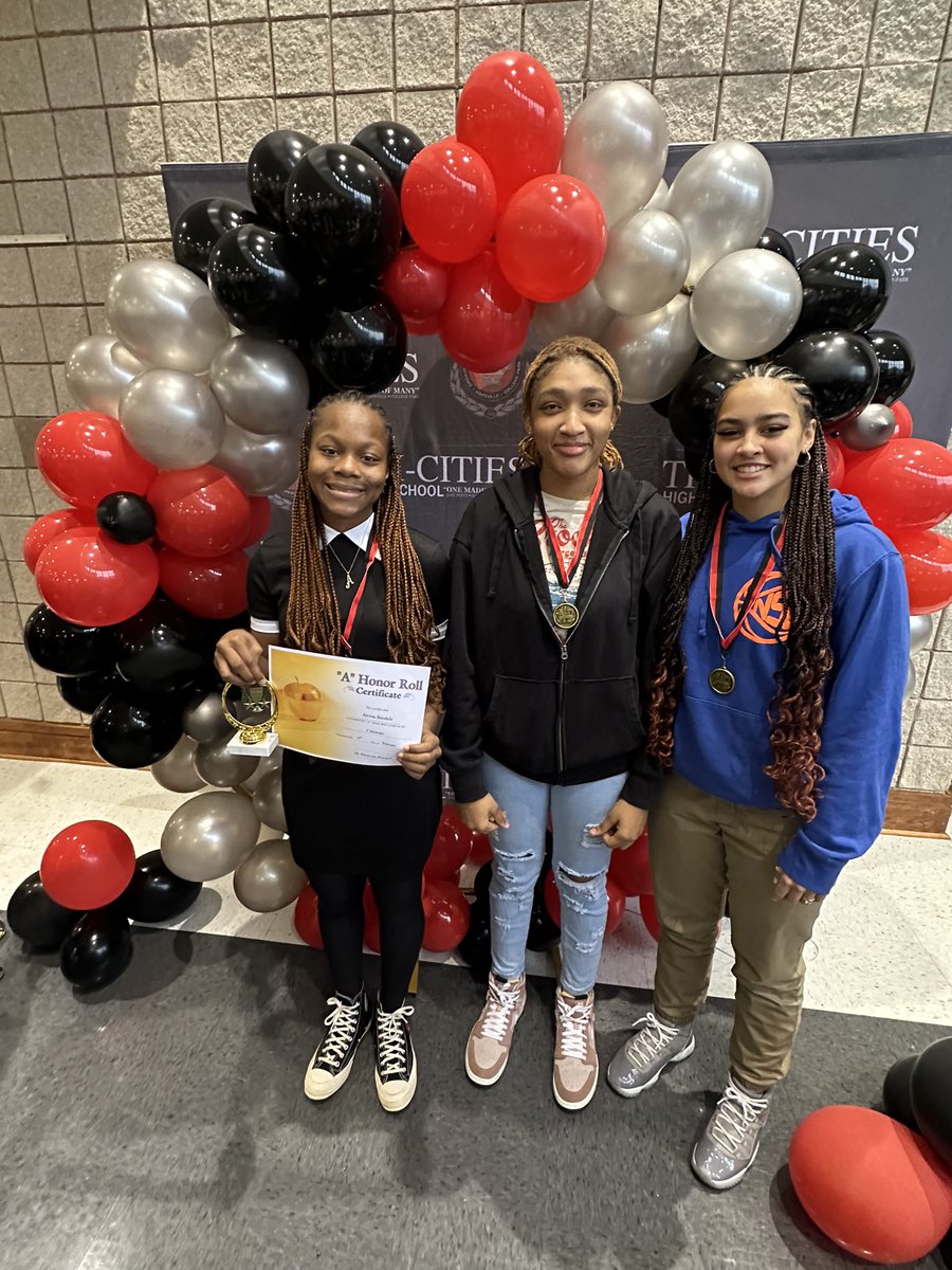 NSG Wolf Pack Honor Students
From left to right
Alyssia Bandele <a href="/_AlyssiaB/">Alyssia B</a> C’O 2026
Emari Benton @emaribenton22 C’O 2025
Faith Scruggs <a href="/1am_faith/">Faith Scruggs</a> C’O 2026
All around student athletes with marvelous character on and off the court
#keepgoing #daPACK