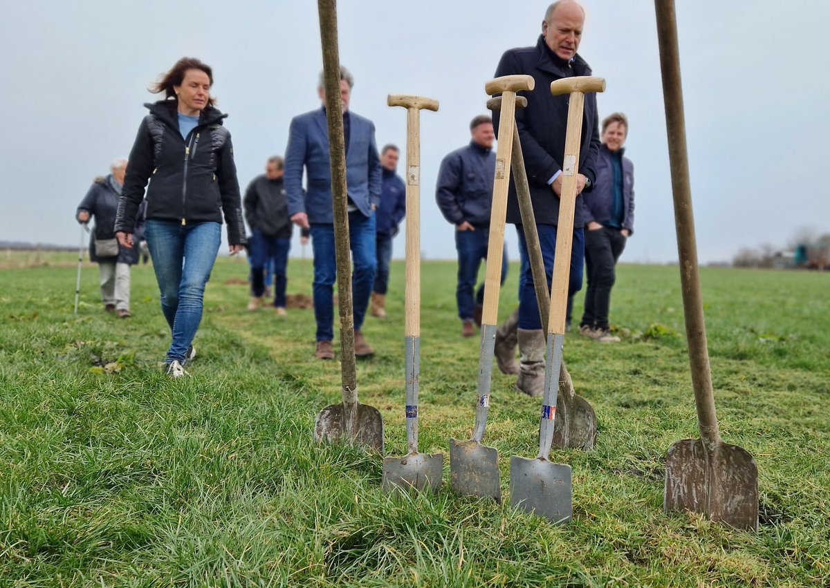 𝗗𝗨𝗜𝗭𝗘𝗡𝗗 𝗡𝗜𝗘𝗨𝗪𝗘 𝗕𝗢𝗠𝗘𝗡 𝗜𝗡 𝗭𝗨𝗜𝗗-𝗟𝗜𝗠𝗕𝗨𝗥𝗚
Op initiatief van Smeets Bouw en Helwig Kozijnen zijn 1.000 bomen gedoneerd aan woningcorporatie Servatius Wonen &amp; Vastgoed. Deze 1.000 bomen staan symbool voor hetzelfde aantal geplaatste houten kozijnen.