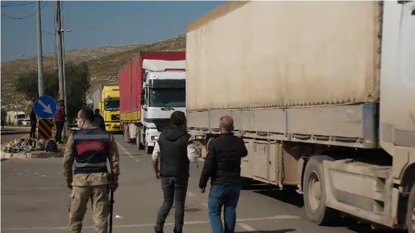 DanutaWioletta's tweet image. There are no easy choices on this frontier,only desperation and hope
We watch as trucks with the help of the UN pass by But they are playing catch-up,with critics saying there have been fatal delays in delivering vital food,aid and emergency equipment🥺😥#HelpTurkeySyria 🌍🙌🇸🇾🇹🇷