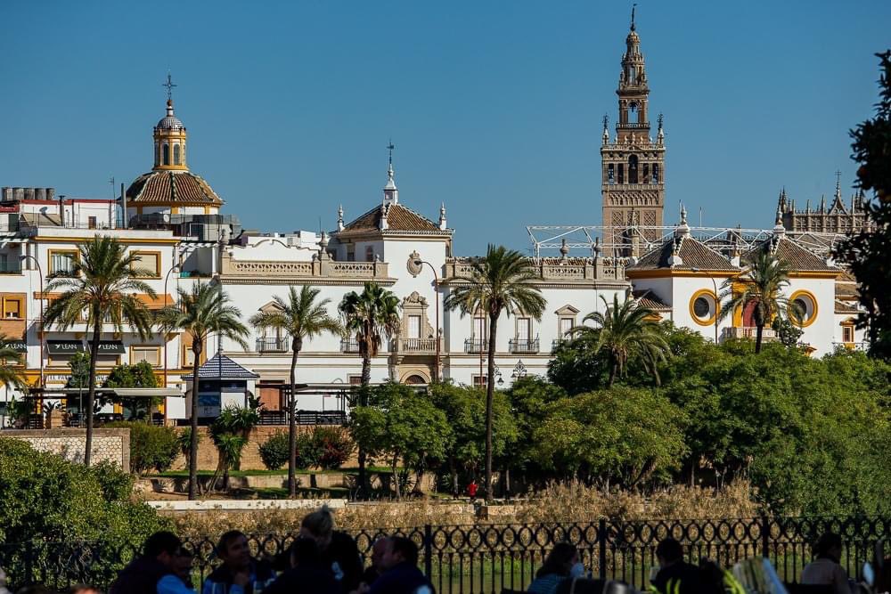 ¿Estás pensando en visitar #Sevilla con motivo del Puente del Día de Andalucía? Reserva en nuestro restaurante y saborea una experiencia inolvidable