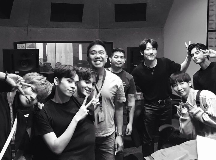 HORI7ONTRENDING's tweet photo. 021723

Today at the recording studio with hori7on mentor , coaches  while the others were doing photo-shoots. 🥰

cr:  sammygaddi https://t.co/TxNPQM6bVO