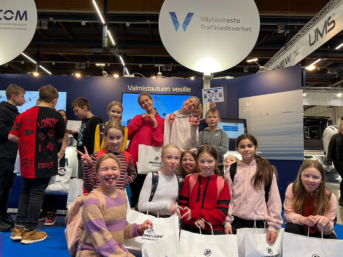 SobottToni's tweet photo. Voittajana on lupa hassutella 🤩 🔥Huikeat Leppävaaran yhtenäiskoulun 5A oppilaat selättivät  ongelmitta koululaiskilpailun jokaisen viranomaispisteen  💪 Olette 💎,kiva kun kävitte 🤩 @vaylafi @TraficomFinland @rajavartijat @HelsinkiPoliisi #venemessut #vene23b��t https://t.co/oSFfHvOgAB