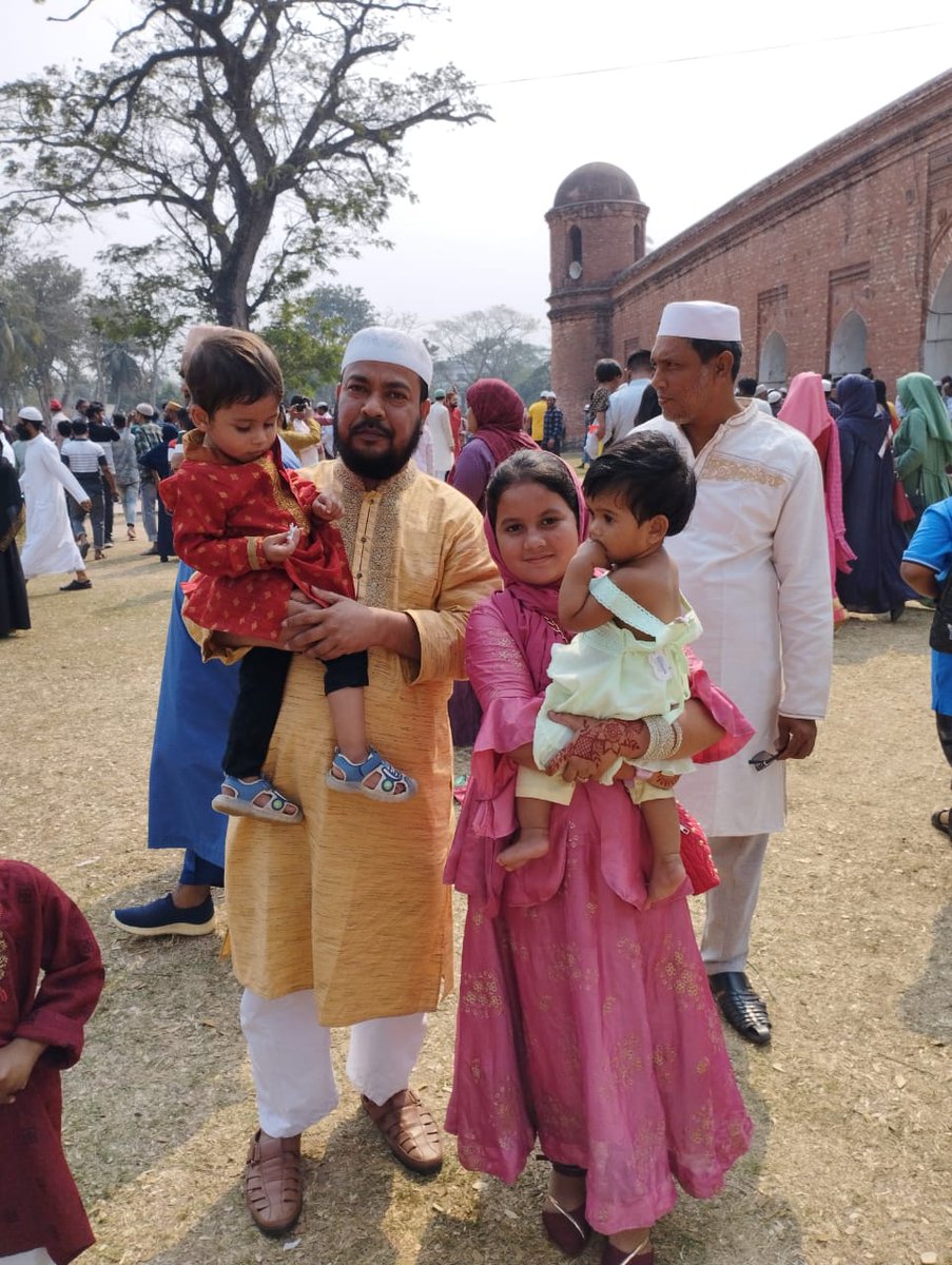বরিশালের ঐতিহ্যবাহী সাংস্কৃতিক সংগঠন হেরার রশ্মি শিল্পীগোষ্ঠী বার্ষিক শিক্ষা সফরে এসেছিলো ঐতিহাসিক ষাটগম্বুজ মসজিদ বাগেরহাটে। 

আলহামদুলিল্লাহ, আজকের সারাদিন আনন্দ মূখর পরিবেশে সময় কেটেছে প্রিয়জনদের সাথে।

মহান আল্লাহ তায়ালা আমাদের সবাইকে ইসলামী সংস্কৃতির জন্য কবুল করুন, আমীন।