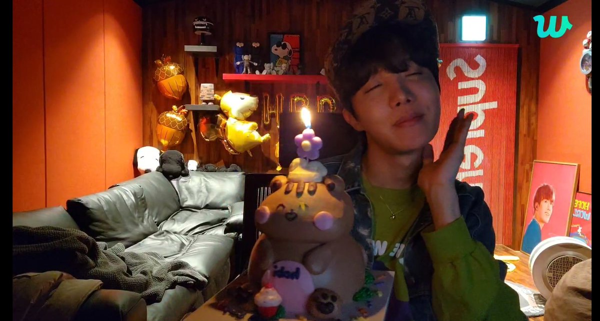 NikhiTha__'s tweet photo. Happy Birthday Hobii🎂💜
#JHopeDay #JungHoSeok @bts_bighit https://t.co/FwdTyGqJt5