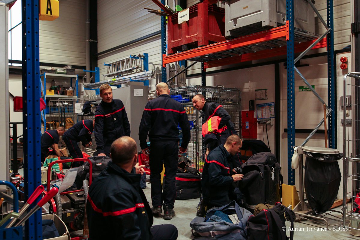 sdis91's tweet image. Après une mobilisation de 8 jours en Turquie, les 12 🧑‍🚒du Sdis 91 du détachement #HUSAR ont rejoint ce midi l’École départementale des 🧑‍🚒 afin de rendre leurs paquetages et échanger avec les autorités.
En présence du @Prefet91, du prés. du @CDEssonne et des autorités du Sdis.