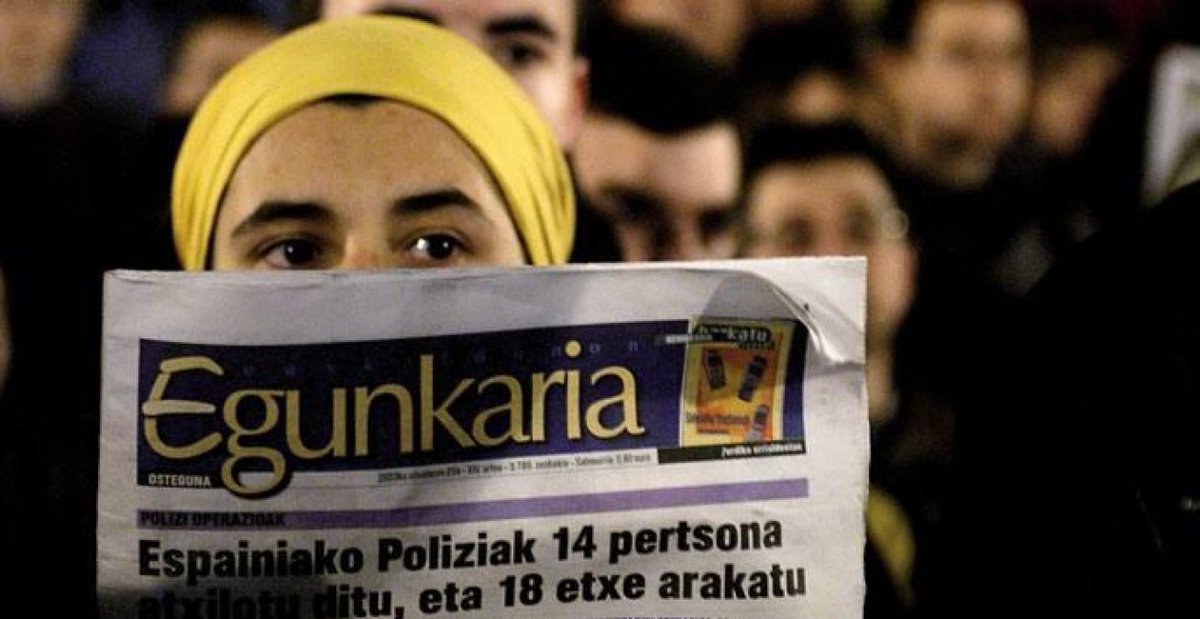 Gaur duela 20 urte euskarazko egunkari bakarra ate kolpez itxi zuten, baina herri honen indarrak <a href="/berria/">Berria.eus</a> sortu zuen.

Tal día como hoy la Guardia Civil cerró el único periódico en euskera deteniendo y torturando a 10 trabajadores: 7 años más tarde los absolvieron.

#Egunkaria 🗞️