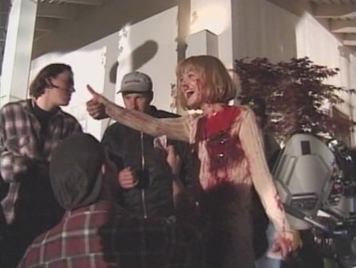 GhostfaceTalks_'s tweet photo. Behind the scenes of ‘SCREAM’ 1996. https://t.co/ipUZTw1nIs