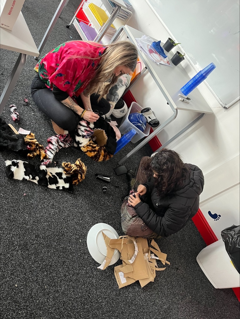 empsolneet's tweet image. Last week we celebrated children&apos;s mental health activities and our young people got involved in lots of activities!

They had so much fun making hats as part of the @_Place2be @TaskmasterEdu challenge ✨

#ChildrensMentalHealthWeek #CMHWTasking