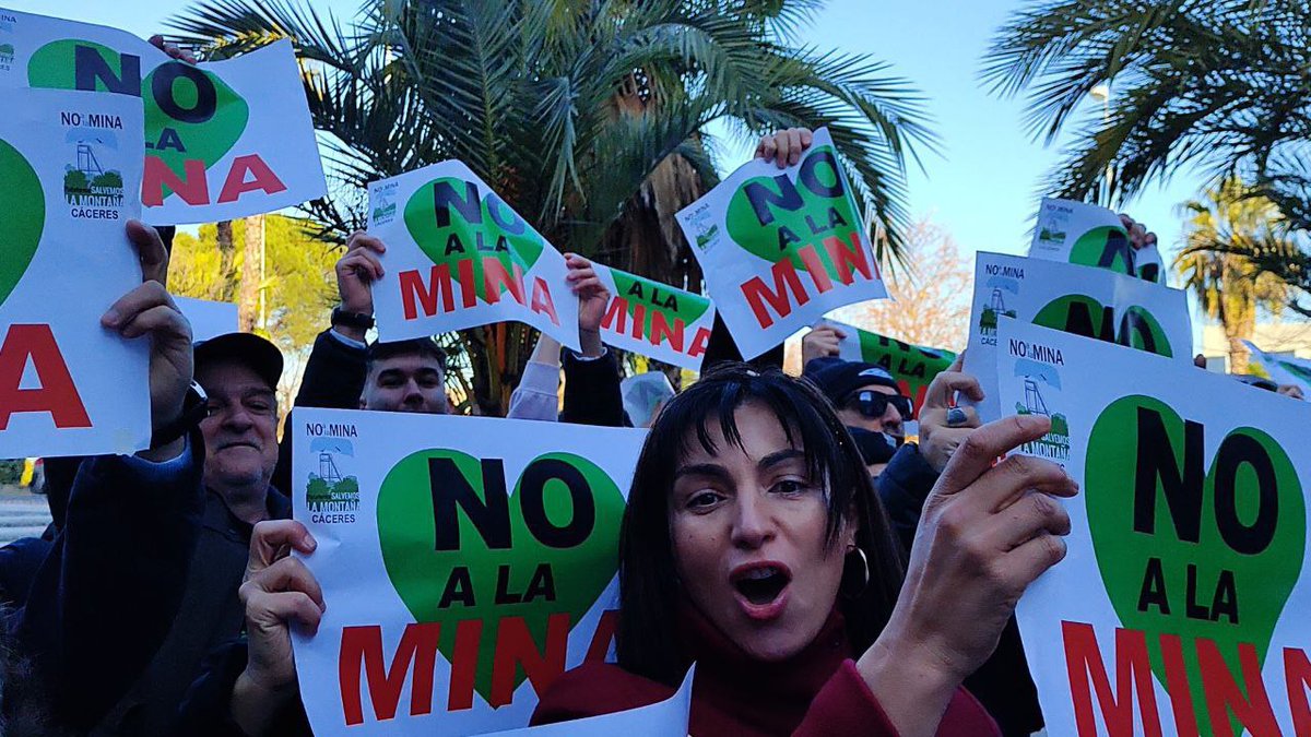 💪💚MÁS GENTE FUERA QUE DENTRO
🙅Hoy nos hemos manifestado de nuevo contra la mina, hoy tocaba en el Campus de nuestra Universidad.

‼️Una vez más, más gente fuera contra la mina que dentro a favor o informándose.

¡¡¡Muchas gracias a todas las personas que habéis asistido!!! 💚