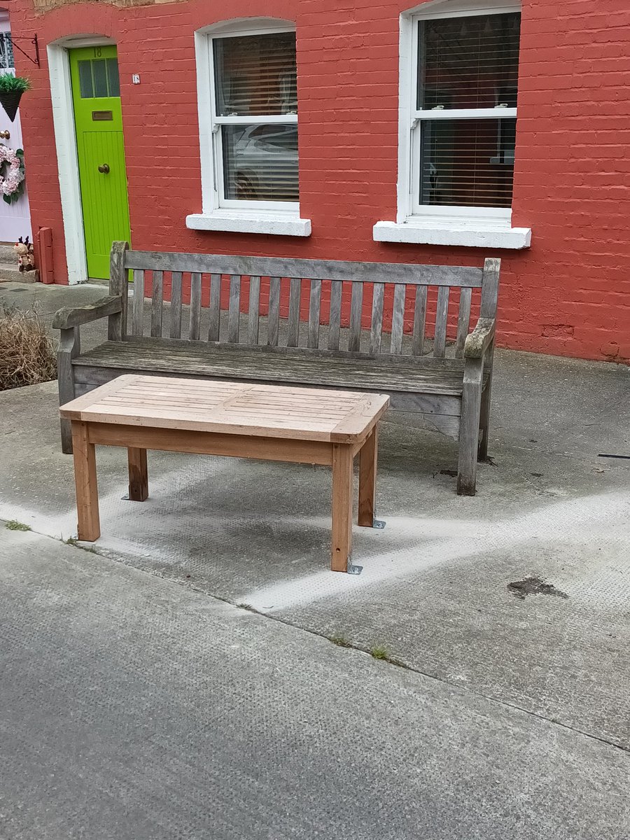 MerriganMl's tweet image. Desmond Avenue, Dún Laoghaire.

Great service from @dlrcc staff - table demolished by careless/dangerous driver on Tuesday, debris cleared yesterday &amp;amp; new table installed today. 

Excellent!! GRMA to all concerned. #dlrcc #TidyTowns