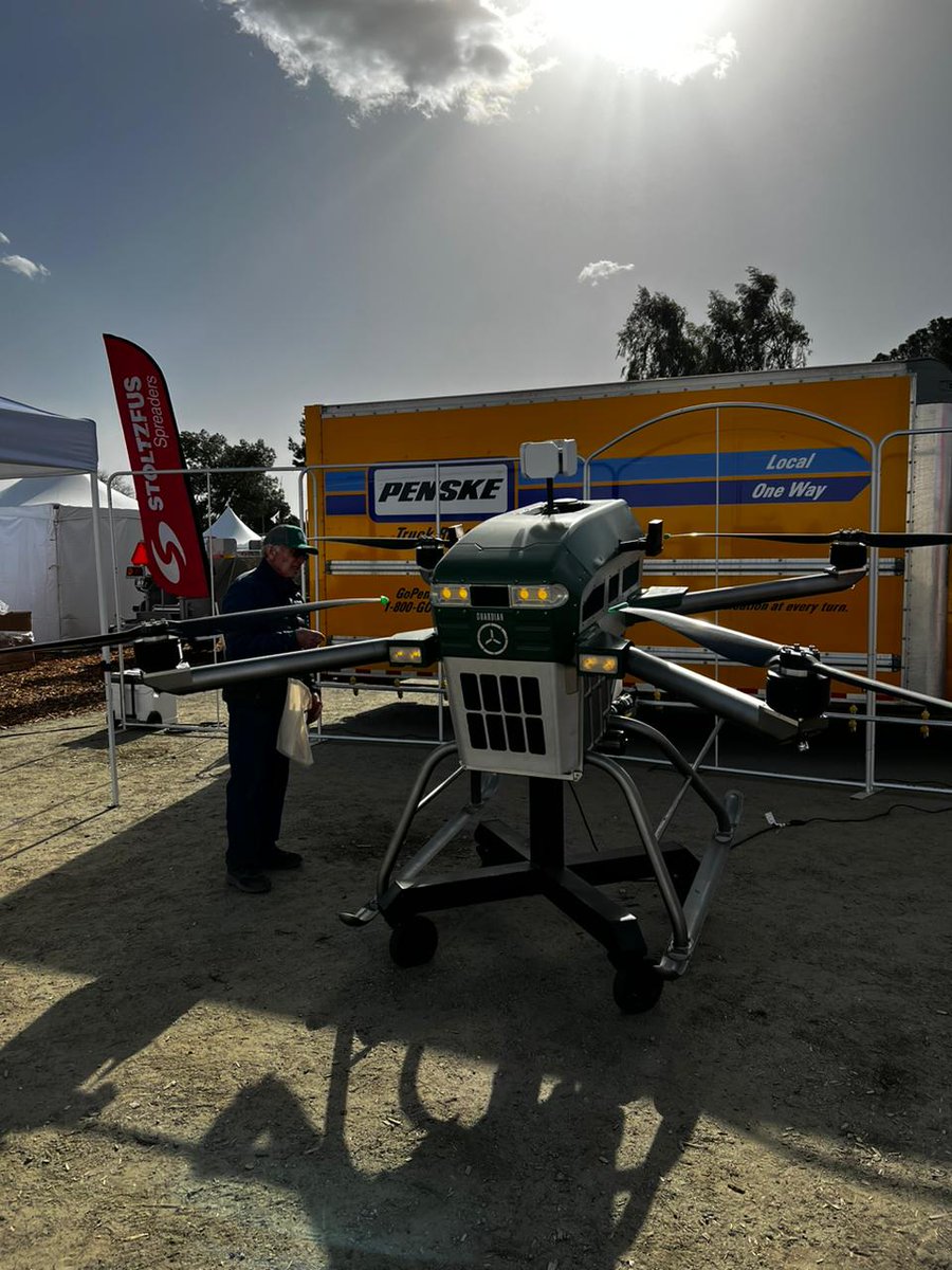 orejaf's tweet photo. La mayor limitante del uso de los drones en agricultura es la capacidad de trabajo. Algo que de a poco va quedando atrás. Éste tiene 24 hectareas de capacidad de trabajo y carga máxima de 76 litros. En la Ag Expo, Tulare, California. https://t.co/MUigUOgDeD