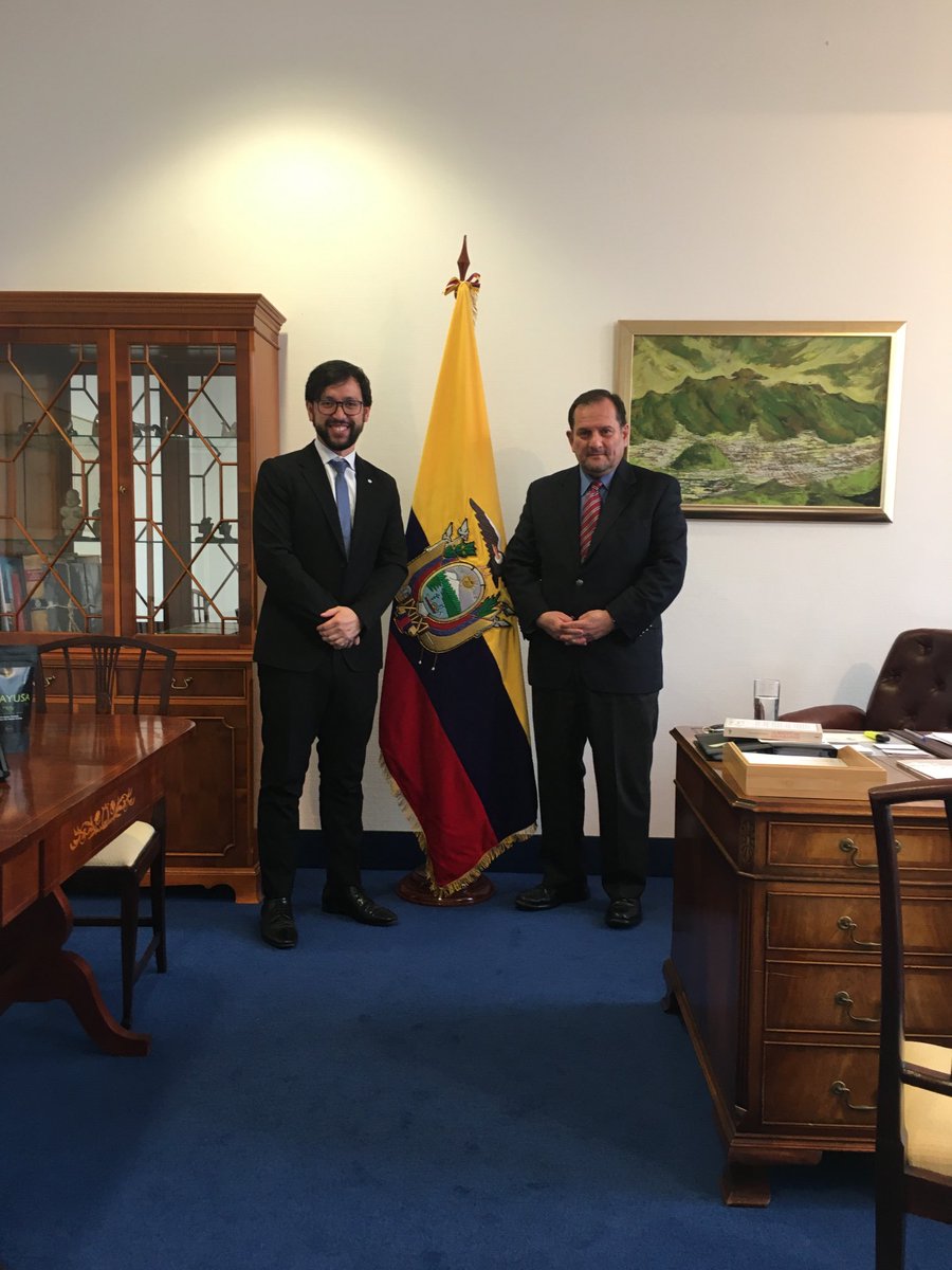 Jorge Fabara, joven diplomático ecuatoriano, acaba de finalizar un curso organizado por Alemania Federal para diplomáticos de varias partes del mundo. Escogido por su capacidad y felicitado por sus resultados , es un honor haber tenido la suerte de saludarlo .