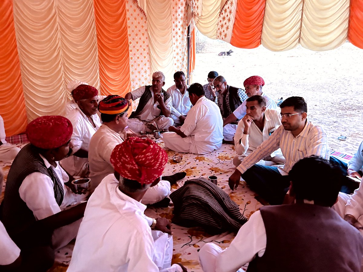 NarpatRajBarmer's tweet photo. धोरीमन्ना पंचायत समिति के ग्राम पंचायत मेहलू में श्री गोमाराम जी गोदारा के भतीज अनदाराम जी के विवाह समारोह में शामिल हुआ। #Dhorimanna #Mehlu https://t.co/qEZiZY4GhT
