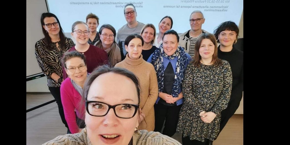 KatriViitasalo's tweet photo. Tutkimuspäivien #sttp2023 päätteeksi työryhmäläisiä kuvassa kanssamme. Yhdessä pohdittiin #taloussosiaalityö'n keinoja vastata taloudelliseen eriarvoisuuteen ja talousvaikeuksiin. Kiitos osallistujille! ⭐⭐ @Sosnet3 @helsinkiuni @pauliinapit https://t.co/XZF4zuKf9x