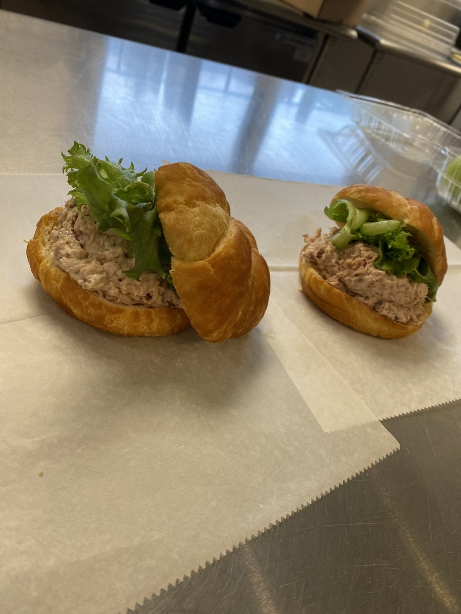 UPSNutrition's tweet photo. Tuna Salad Croissant with Little Leaf lettuce - one of the choices at UHS today!  Of course it comes with items off of our fruit/veggie bar! https://t.co/NJEQ4M7XUE