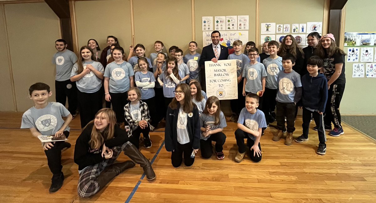 MayorBarlow's tweet photo. Spoke to the Oswego Community Christian School this morning on citizenship and how government can improve the lives of others. The kids were interested and engaged with excellent questions. Thank you for the invitation! https://t.co/vD8OgXZYzO