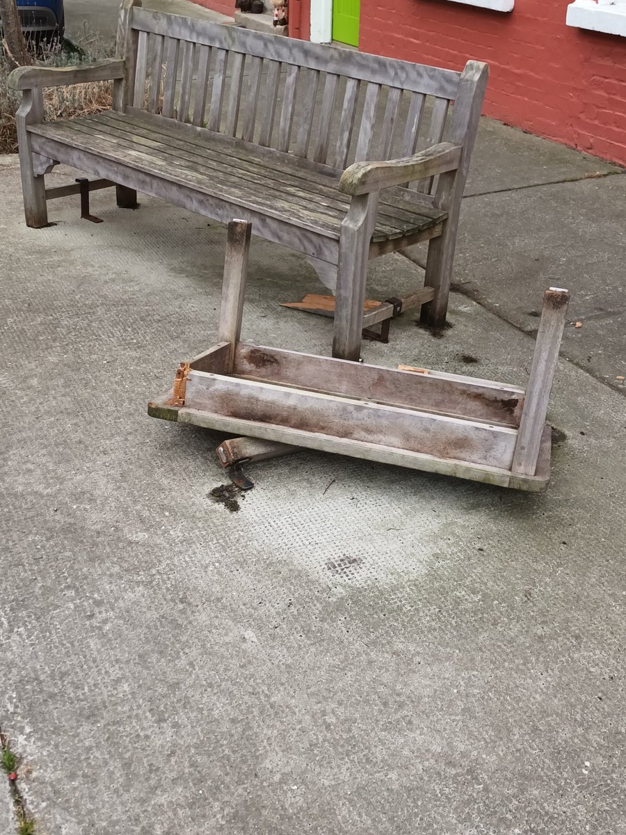MerriganMl's tweet image. Desmond Avenue, Dún Laoghaire.

Great service from @dlrcc staff - table demolished by careless/dangerous driver on Tuesday, debris cleared yesterday &amp;amp; new table installed today. 

Excellent!! GRMA to all concerned. #dlrcc #TidyTowns