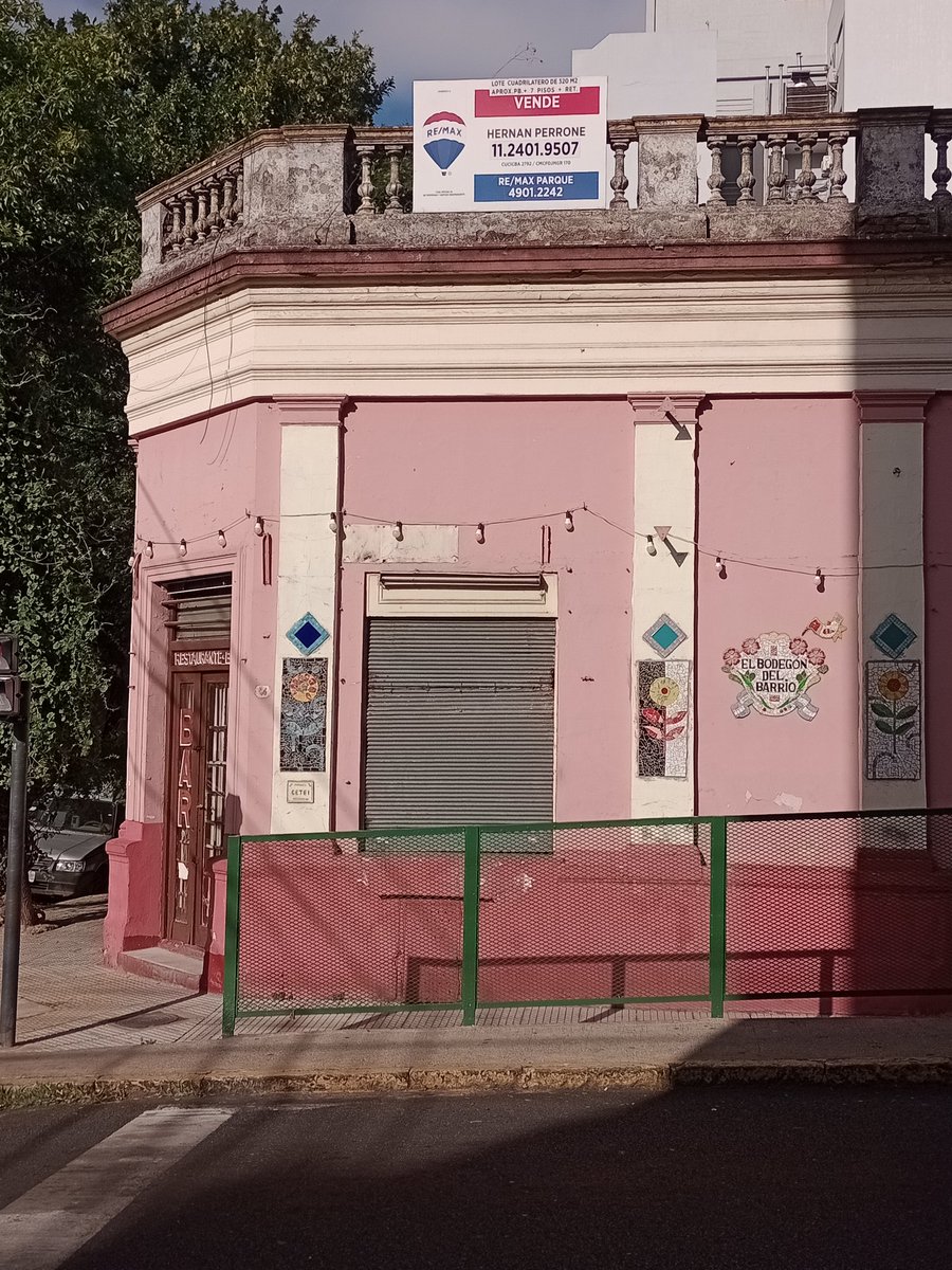 Arquitender's tweet photo. 2 carteles. Uno hermoso hecho con mosaicos, que reza " Bodegón del barrio" el otro un plástico que dice venta lote hasta 7 pisos. Que duda les cabe que se va buenos aires de la mano de un gobierno que no le interesa. https://t.co/MqWT6E9mkb